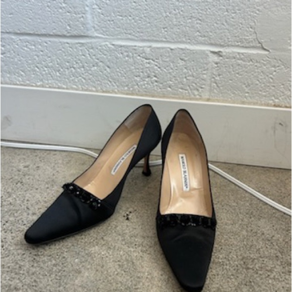 MANOLO BLAHNIKI Black Embellished Satin Pointed-Toe Pumps